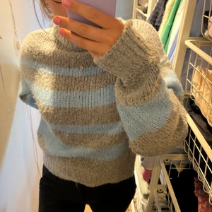 Stickad tröja - Stickad tröja ifrån NA-KD. Sparsamt använd. Köparen står för frakten 