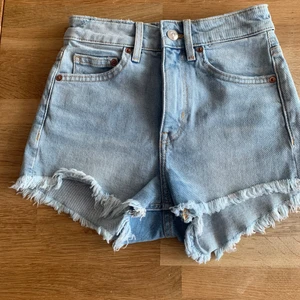 Jeansshorts - Säljer dessa supersnygga jeansshortsen. Det första paret kan köpas för 70kr och de andra två paren för 50 kr styck. Säljer eftersom de inte passar längre. Hör av er vid frågor eller om ni vill ha mer bilder  Köpare står för frakt 💓