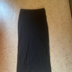 En helt vanlig svart kjol  - Storlek M 