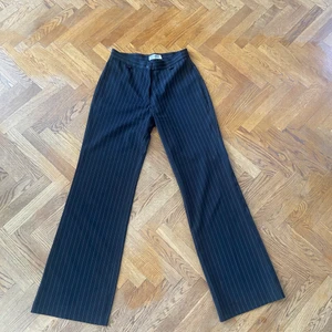 Vida kostym byxor  - Ett par snygga kostymbyxor med vita ränder. De är tighta runt övre lår och rumpa men blir vidare längre ned. Stuprör/utsvängd passform. Tyvärr för små för mig som är S/M. Skulle säga att de passar en S eller liten S. 