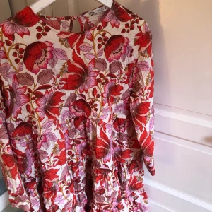 Söt klänning - Söt klänning ifrån Zara i storlek L, skulle säga att den sitter som M också eftersom jag kan ha den!! Jag brukar ha XS/small/Medium i klänningar😍