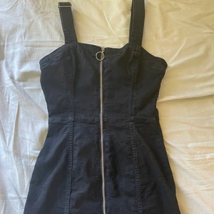 Svart jeansklänning💞 - Säljer denna svarta jeansklänningen ifrån H&M. Bara använd 1 gång så alltså i nyskick😊 Storlek 34 men passar även en 32. Skriv om ni har några frågor!!🤍
