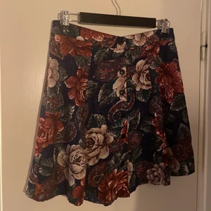 Mönstrad kjol - Mönstrad minikjol i strl S. Jättefina färger. 