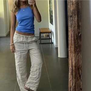 Arket linnebyxor - Säljer mina arket linnebyxor från hm som är slutsålda på hemsidan. Dem är långa på mig som är 1,69 cm. Nästan helt oanvänd, bra skick Skriv privat för fler bilder