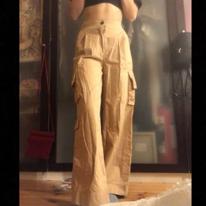 Cargo byxor - Cargobyxor från Monki i storlek 32 men passar mig som är en 34. Mycket bra skick, endast använda någon enstaka gång. :)