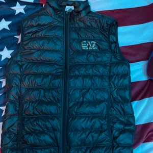 ea7 väst strl L - säljer min riktigt fina väst som jag har haft i endast 2 månader. skicket är 9/10. säljs pga att den är lite stor på mig. kan frakta eller mötas upp inom karlstad/hammarö. betalning sker genom swish. kom privat för mer info. nypriset är 1600