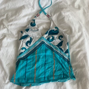 Söt topp från reserved - Super fin sommartorp i storlek S i skönt material. Den är i superbra skick och knytningen i knaken kan knytas på fler sätt 