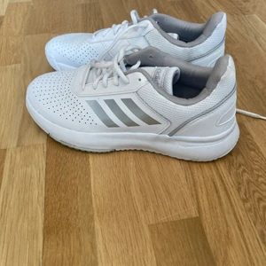 Säljer helt oanvända löp skor i str 40 - Vita adidas löpnings skor, sitter jätte skönt men pågrund av att jag skadat benet finns ingen användning för dom alls. 
