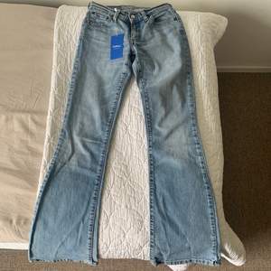 Ljusblå lågmidjade Levis jeans som jag köpt på Sellpy men som tyvärr var för små för mig, som brukar ha ungefär stl eu 32 elr 23/24 i vanliga jeans. Innerbenslängden är ca 74 cm och midjemåttet rakt över är ungefär 30 cm.