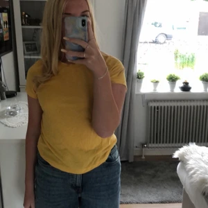 T-shirt - Gul t-shirt ifrån bikbok! Köparen står för frakten!💛