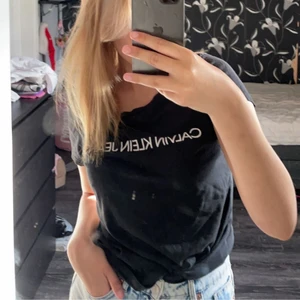 T-shirt  - Jag säljer min Calvin Klein T-shirt som är nästan helt oanvänd🥰 Jag säljer tröjan för att jag knappt använt den. Tröjan är i storlek M men funkar även som en S. Nypris på tröjan är 349kr men jag har valt att sälja den för 50kr +frakt💞