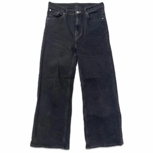 Jeans  - Bra skick, stax över ankeln för en som är 182