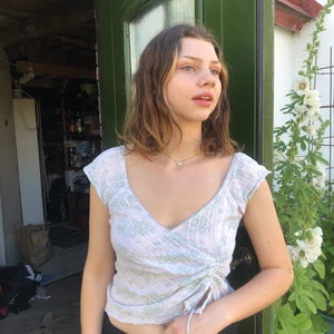 Topp/Blus - Söt topp/blus nu till sommaren, säljer pga av för liten :(