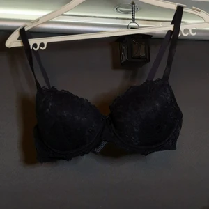 Bh - En svart spetsig bygel bh. Den håller up bra och sitter skönt. Spetsen är fin, axelbanden justeras efter önskan. Jag har använt den lite men inte så mycket, den är i ett bra skick. 