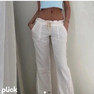 Roxy linnebyxor - (BILDERNA ÄR LÅNADE)  Säljer mina linnebyxor från Roxy. Köptes här på plick oanvända med lappar på, och jag har endast använt de 1 gång!! Så de är så gott som nya. Passar mig i längden som är 167/168. Buda privat💞💞