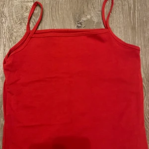 röd linne - basic röd linne, bra skick, aldrig använd. 