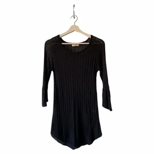 Svart långärmad tröja. - Jättefin och härlig svart, tunn långärmad tröja. Det står ingen storlek på tröjan men den är väldigt stretchig så skulle säga att den passar XS-M. Köpt på secondhand och i bra skick. Själv har jag aldrig använt den. Frakt ingår i priset! 