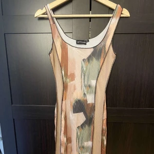 figursydd Klänning  - Figursydd klänning från pretty little thing, 