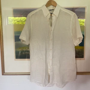 J.LINDEBERG linneakjorta - Säljer en linneskjorta från J.LINDEBERG i färgen offwhite. Den är aldrig använd och i väldigt fint skick. 