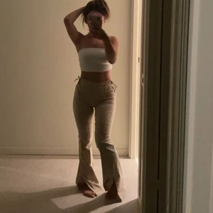 Byxor  - Säljer dessa byxor från när jag var i turkiet och köpte dessa byxor från bershka i storlek S. Vid midjan finns det korsade band samt där nere vid foten finns det slits. Sen dagen jag köpte denna har jag aldrig använt den bara tagit några bilder inget mer.