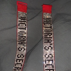 Victoria secret bh band  - Jätte snygga glittriga bh band, säljer för dom aldrig kommit till användning. Är dock fejk men det är inget som syns. Om ni vill kan man diskutera priset 