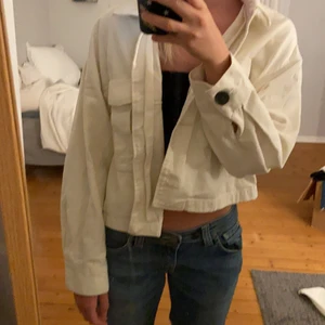 Vit jacka - En vit lite tunnare jacka! Storlek S! Köpt förra året o använd ett par gånger men bra skick!