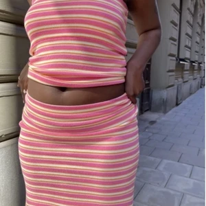 Popsicle tube top - Popsicle tube top från djerf avenue! Använd 2-3 ggr, och är från det allra första droppen av plagget. Exakt lika mysig som alla anda tube tops med silikonband som håller uppe toppen hela tiden! (Säljer pga tänker köpa i blå ist!) Går att köpa med kjolen!