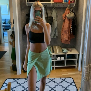 Kjol - Jätte fin kjol som ska sitta ihop i ett sätt som tyvär inte kommer till användning.