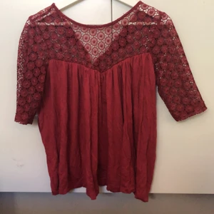 Vinröd blus  - Superfin vinröd blus med spetsdetaljer.