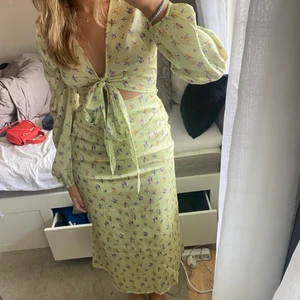 Snygg klänning från gina - En nästintill ny klänning från Gina endast använd en gång!