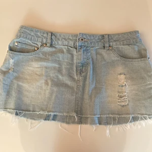 Lågmidjad jeanskjol  - Jättefin Lågmidjad jeanskjol midjemåttet är 44 tvärs över❤️. Fint skick inte använd så mycket storlek Medium💗😃 köparen står för frakten!❤️❤️ kan tänka mig att mötas upp i Uddevalla!😀 ❤️ Jag ska flytta så allt ska bort!! Tveka inte om att fråga om priserna!❤️😀 