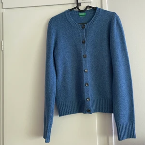 Blå kofta - så fin och skön kofta i världens finaste djupblåafärg. lite stickig. väldigt sparsamt använd. 100% ull, varm! klassisk och tidlös modell. frakt ej inkl i priset!