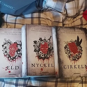 Hela cirkeln trilogin/böcker - Hela cirkeln trilogin:) sidorna är vita och oskadda alla för 100kr