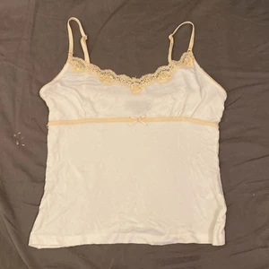 Linne - Gulligt vit linne från bikbok i storlek s! Den är lite genomskinlig. 