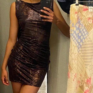 Klänning - Intressekoll på denna läckra klänning. Köpt på second hand med aldrig använd av mig eftersom att den är lite för stor.  Just nu vill jag bara se pm intresset för denna är stor! Det är bara att höra av sig om man vill ha fler bilder eller har frågor💕