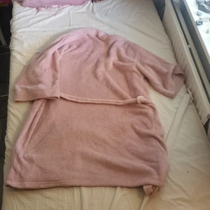 Rosa morgonrock - Nästan aldrig använd men jag har ägt den i några år. Den är ljus rosa, ganska fluffig och len. Passar storlek s och xs. Köpare står för frakten.