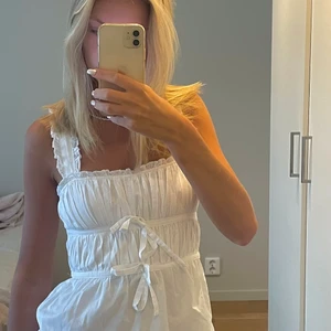 Vit klänning  - En jättefin vit klänning 😩 drömlik o så fin att använda en sommarkväll. Storlek xs/s. Köpte för 599kr ❤️ Lägg bud under inlägget eller skriv till mig privat för detaljer