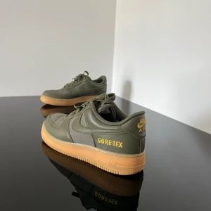 Nike Air Force 1 Low WTR Gore-Tex Green - Skitsnygga nike goretex i Storlek 43! Den olivegröna färjen är lätt att matcha och skorna är dessutom väldigt bekväma!  Använda ett fåtal gånger, Väl omhändertagna, i mycket gott skick!  Finns i Majorna 