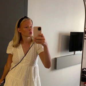 Zara klänning  - Säljer nu min snygga kläning från Zara!  Fint skick , köpte förra året och finns inte längre att köpa 💕 