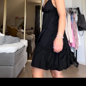 Klänning💕 - Fin klänning som aldrig är använd pga av att jag tycker det blir för lång för mig (160). Frakten är inräknad i priset💕 Liknar klänningen som är populär från zara