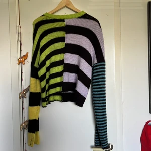 Stickad tröja - Säljer nu min stickade tröja från The Ragged Priest då den inte är min stil längre! Har haft den några gånger! Och den är i perfekt skick <3 kolla gärna in mina andra annonser! Samfraktar gärna