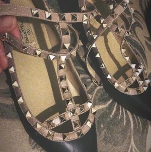 Valentino Garavani Rockstud Ballet Flats - Säljer mina flats då min vänstra fot är för bred haha, köpt nya för 620 pund (7,793sek)  Säljer för 3250:-   Skicka ett meddelande innan du köper!!!!   Storlek 40 men passar även en 39 