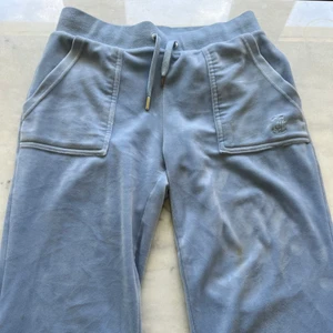 Juicy byxor  - Säljer ett par blåa juicybyxor, vet ej vad färgen heter då den inte säljs lägre. Byxorna är lite blekta längst ned pga att dem är för långa för mig och har nuddat marken när går. (Se bild 3)  Tappat 1 metallgrej (se bild 3)  Byxorna är storlek Xs. 