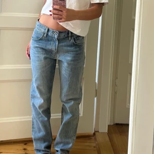 Lågmidjade jeans - Lågmidjade jeans från märket woodbird! Köpte dom från stasiasellout på instagram men dom passade inte mig tyvärr. Dom är i herrmodell men passar som dammodell också. I byxorna står 29/32 som storlek, men dom sitter som en dammodell s ungefär💖