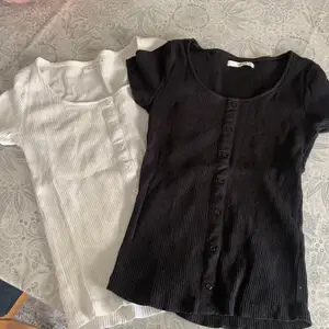 Säljer mina två tröjor jag köpte på Ullared förra sommaren, dem har aldrig kommit till användning för jag tycker dem är lite för små. Knapparna är bara dekoration! OBS! Köparen står för frakten