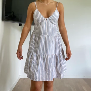 Klänning  - Klänning från bershka, endast provad, lappar kvar🤍jag är 155cm🤍köparen står för frakten på 66kr🤍