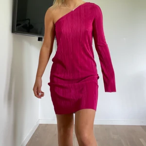 Rosa klänning  - Klänning från ginatricot, knappt använd, jag är 155cm🤍köparen står för frakten på 49kr🤍