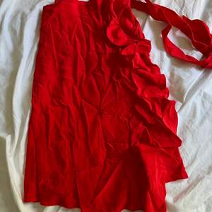 En röd kjol med knytning  (Skrynklig på bilden tyvärr men blir mycket finare fixad så klart) 