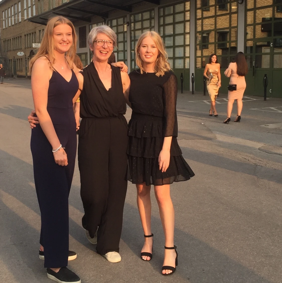 Svart volangklänning