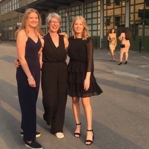 Svart volangklänning - Säljer denna fina klänning då den inte längre passar mig🖤 Endast använd en gång på balen i nian. Klänningen är insydd i midjan så skulle säga att den passar en xs eller en s med smal midja. Frakt kan variera beroende på pris. (Tryck INTE på köp nu)